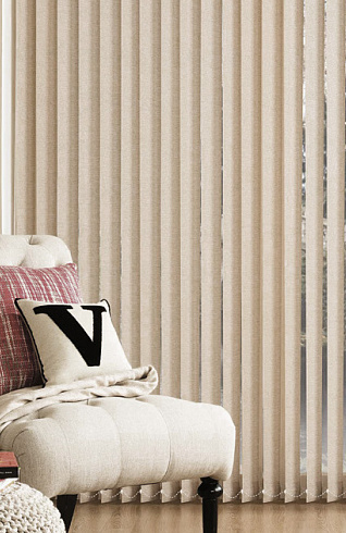 Вертикальные шторы в гостиной